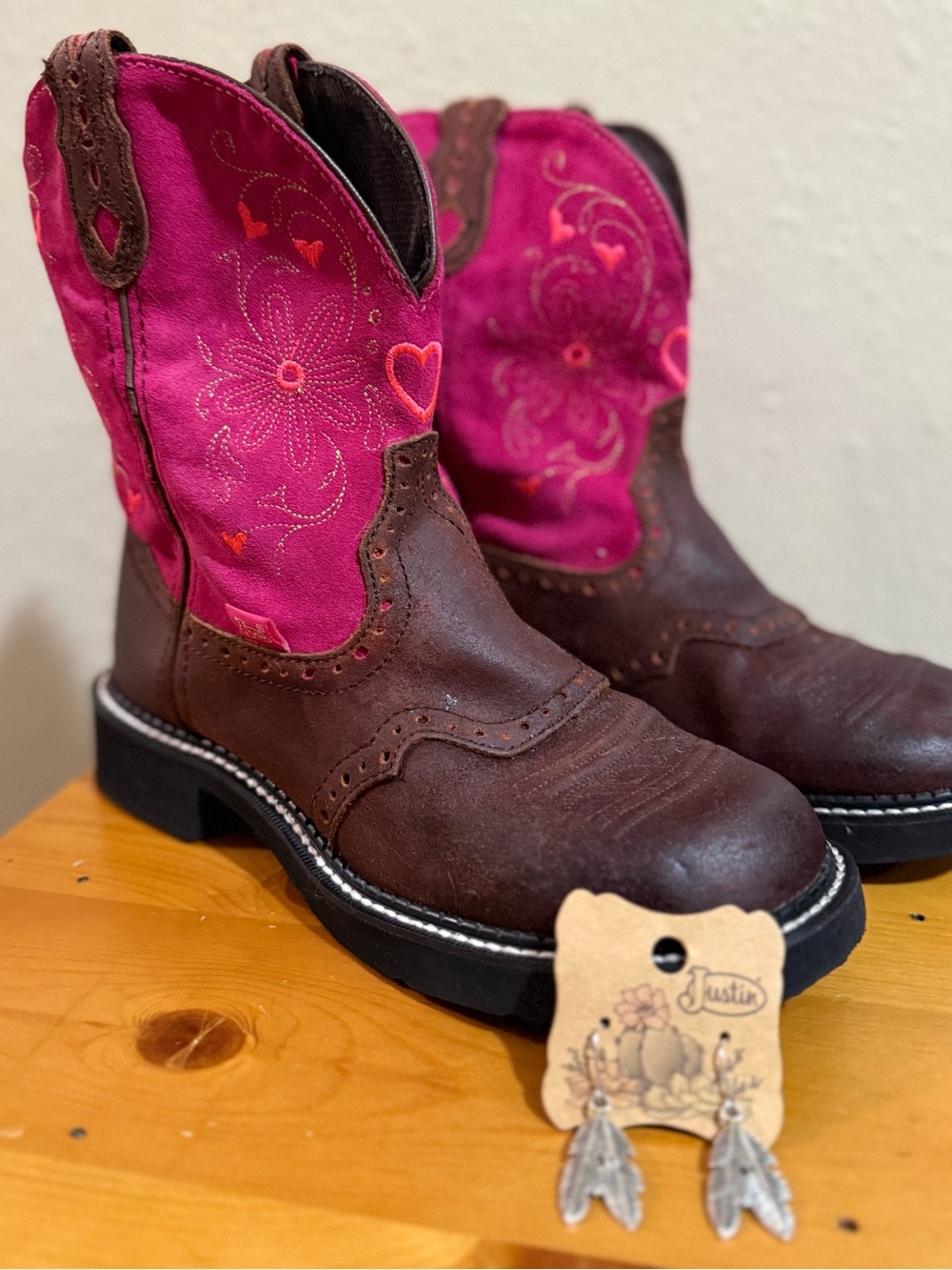Justin Boots leather and suedeCowgirl Boots plus earringswith Embroidered Hearts